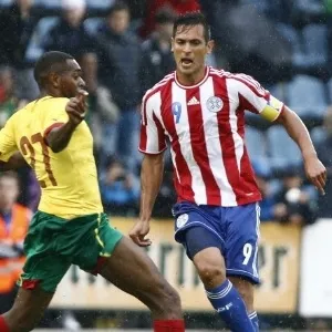 Roque Santa Cruz, capitão do Paraguai, dispuita bola com Loe, de Camarões, em amistoso na Áustria - AFP PHOTO / PIERRE TEYSSOT