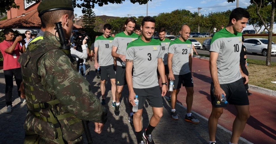 Seleção da Austrália passeia por Vitória, no Espírito Santo, em seu 1° dia no Brasil; soldado acompanha a caminhada do time