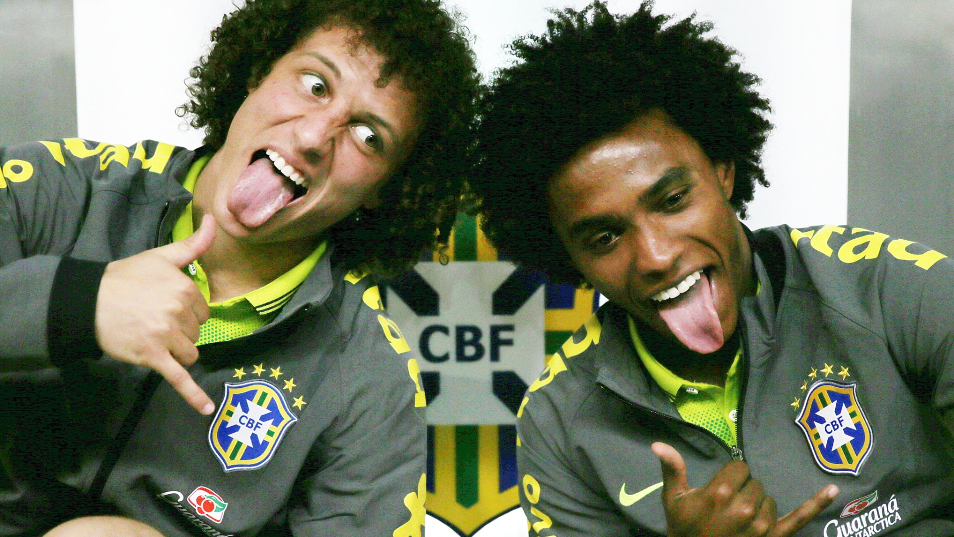 30.05.14 - David Luiz e Willian fazem careta após a entrevista coletiva desta sexta