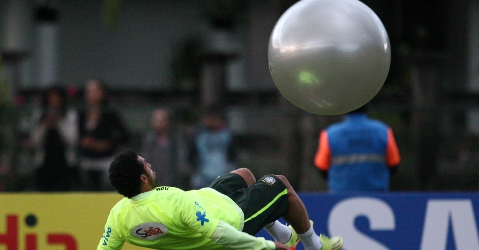 30.05.14 - Fred brinca com bola gigante em Teresópolis