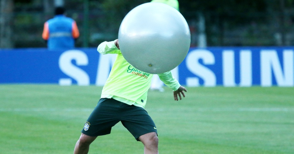 30.05.14 - Fred brinca com bola gigante em Teresópolis