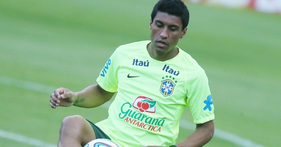 30.05.14 - Paulinho bate bola no treino da seleção em Teresópolis