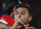 Chile dorme no início, mas vira com gols de ex-gremista em teste pré-Copa - AFP PHOTO/Claudio Reyes