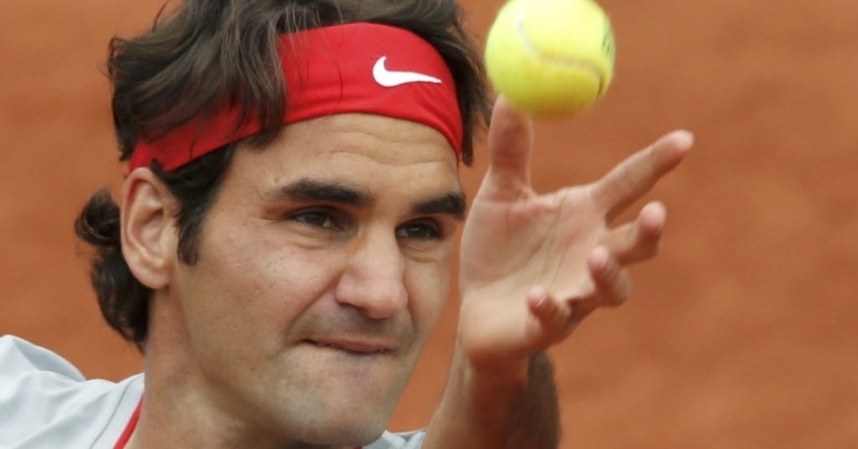 30.mai.2014 - Roger Federer lança a bolinha para sacar durante partida contra Dmitry Tursunov