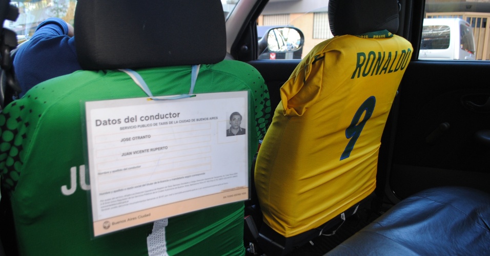 Camisas do goleiro Júlio César e de Ronaldo vestem os bancos do táxi Brasil