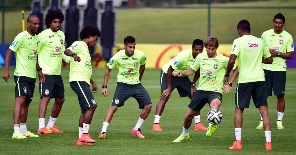 Jogadores participam do treino da tarde da seleção brasileira na Granja Comary