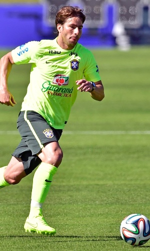 Maxwell domina bola em treino da seleção brasileira em Teresópolis