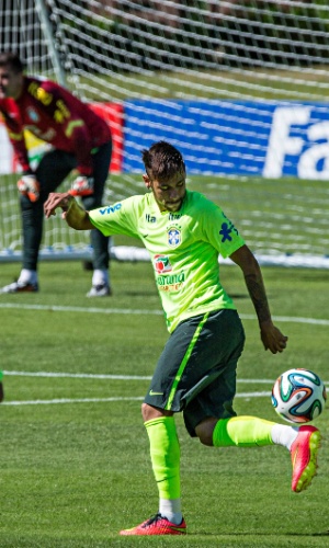 Neymar toca de calcanhar no treinamento desta sexta da seleção
