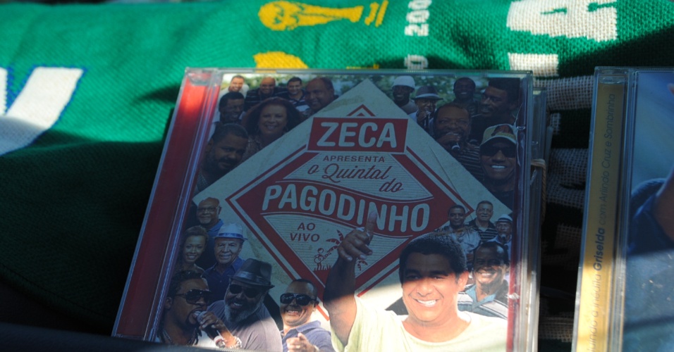 O taxista coleciona CDs de música brasileira e tem centenas deles de vários estilos musicais em seu carro