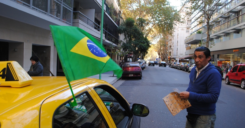Para a Copa do Mundo, o taxista já tem bandeiras e bandanas que estão sendo vendidas no Brasil