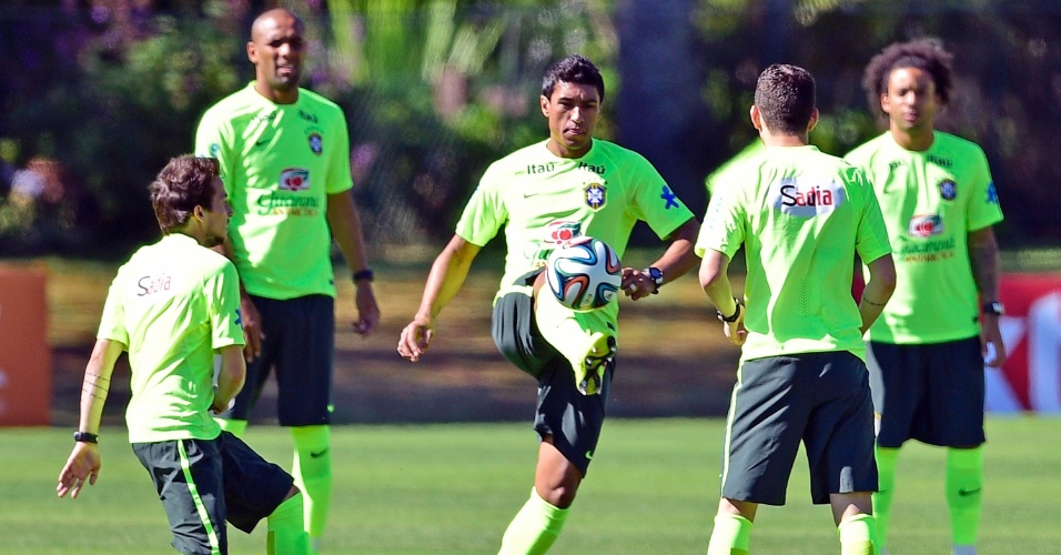 Paulinho (ao centro) participa de treinamento desta sexta, em Teresópolis