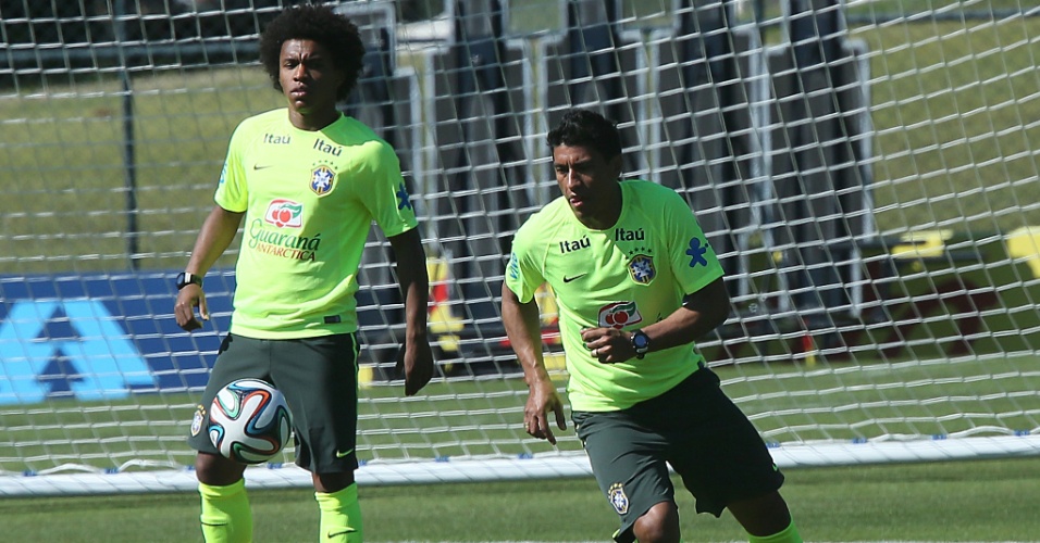 Paulinho e Willian fazem trabalho com bola no treinamento da seleção brasileira nesta sexta-feira na Granja Comary