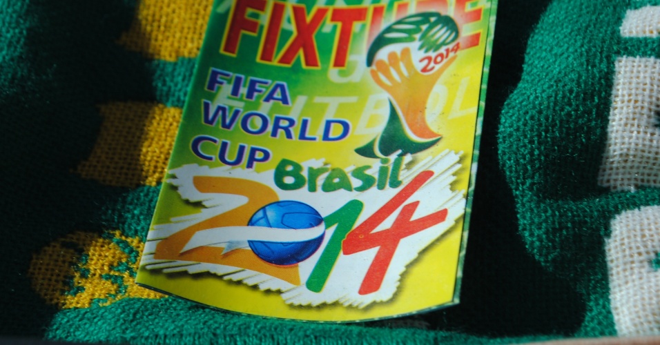 Ruperto agora capricha na decoração do táxi com enfeites da Copa do Mundo trazidos do Brasil por amigos