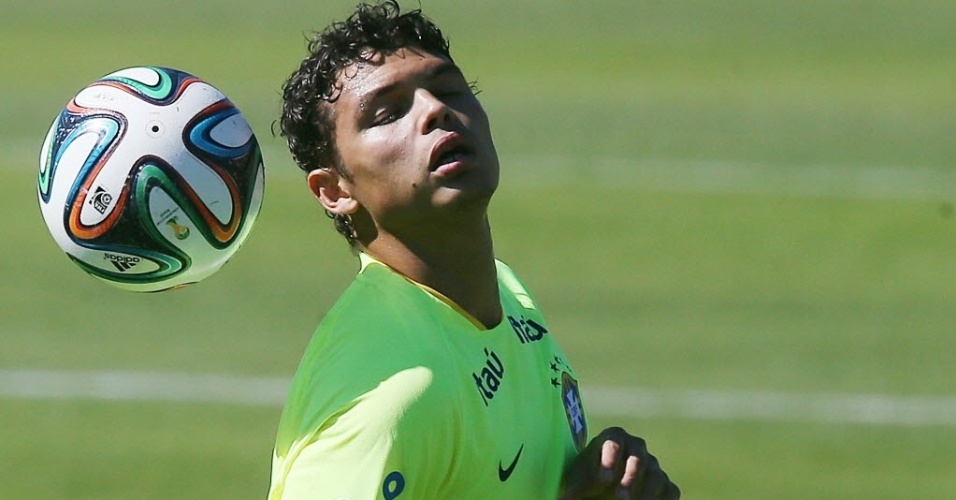 Thiago Silva treina reposição de bola para o meio-campo