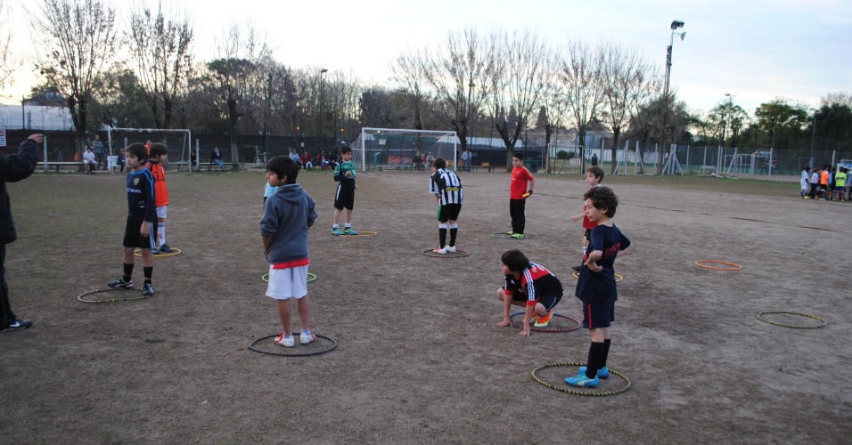 Três vezes por semana, os 200 alunos da escolinha do Clube Independiente de Escobar treinam e sonham em ser jogadores de sucesso