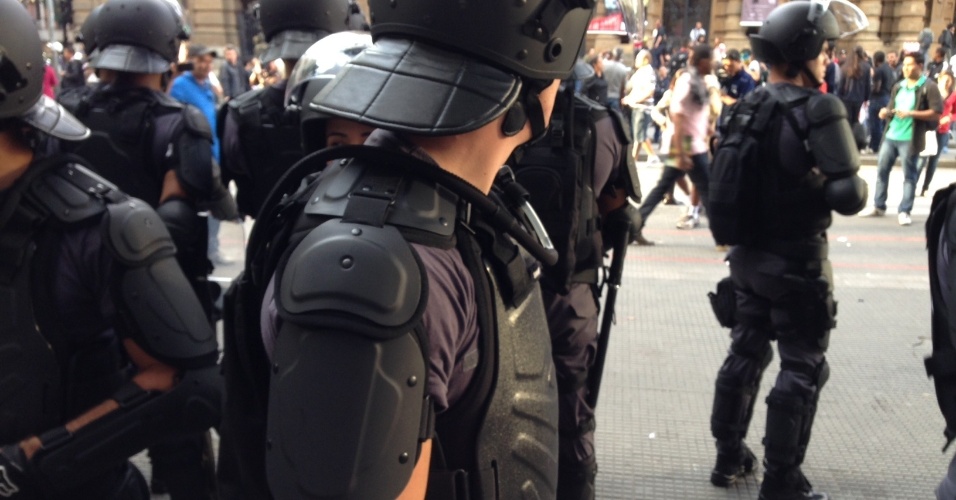 31.mai.2014 - Policiais usam roupa especial pela primeira vez em protesto contra a Copa do Mundo, em São Paulo
