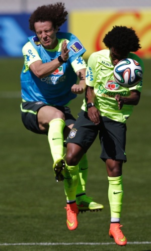 (31/05/2014) David Luiz e Willian disputam bola no alto em treino da seleção brasileira