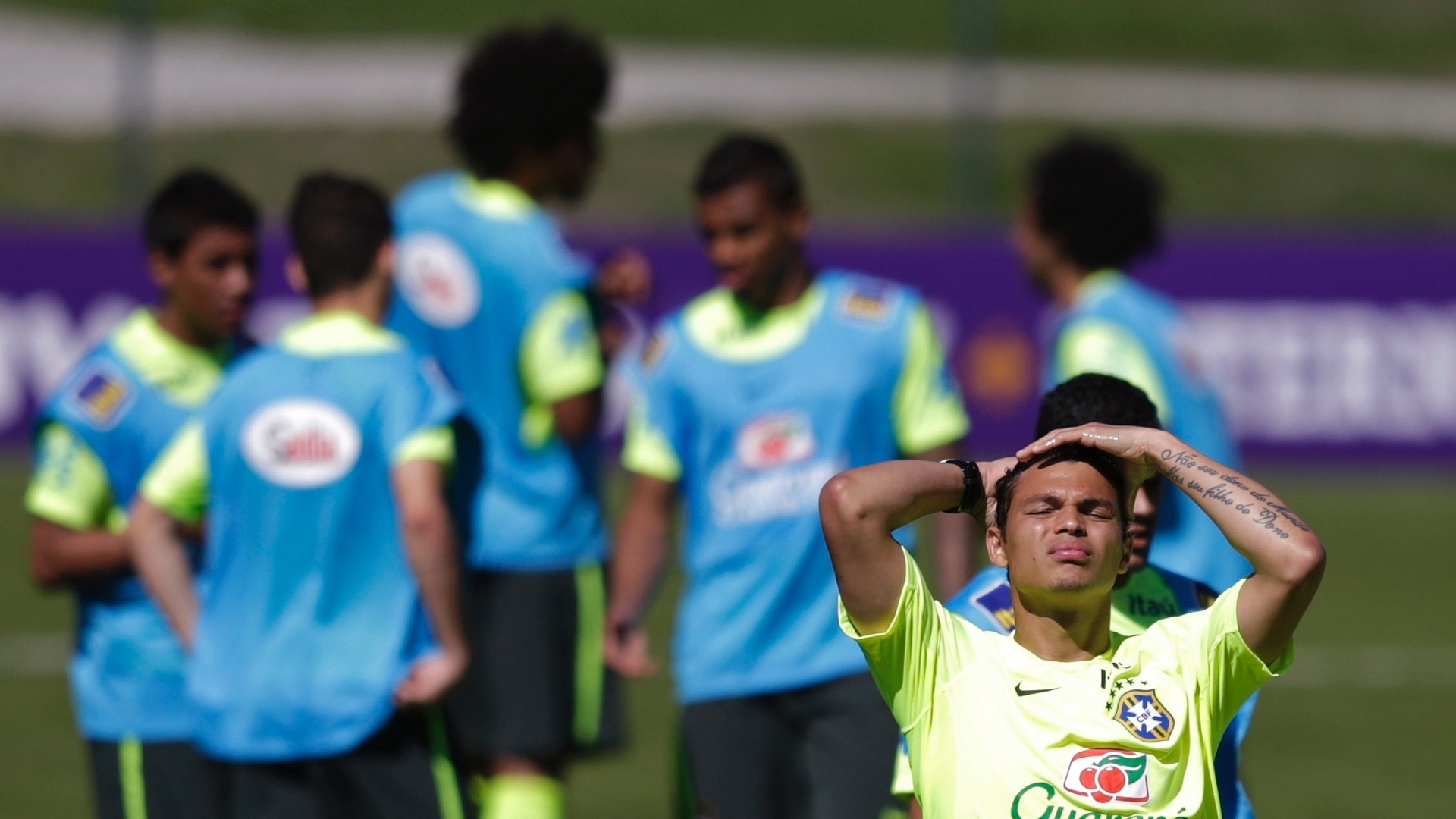 (31/05/2014) Thiago Silva reage durante treino, com os titulares da seleção as suas costas