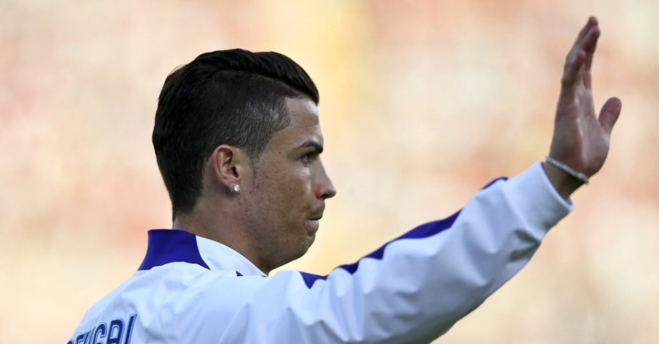 31.mai.2014 - Cristiano Ronaldo, poupado por lesão, acena para a torcida de Portugal antes do jogo contra a Grécia