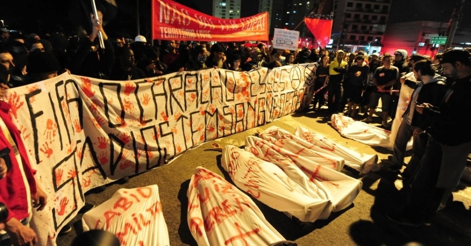 31.mai.2014 - Manifestantes fazem protesto em São Paulo contra a realização da Copa do Mundo