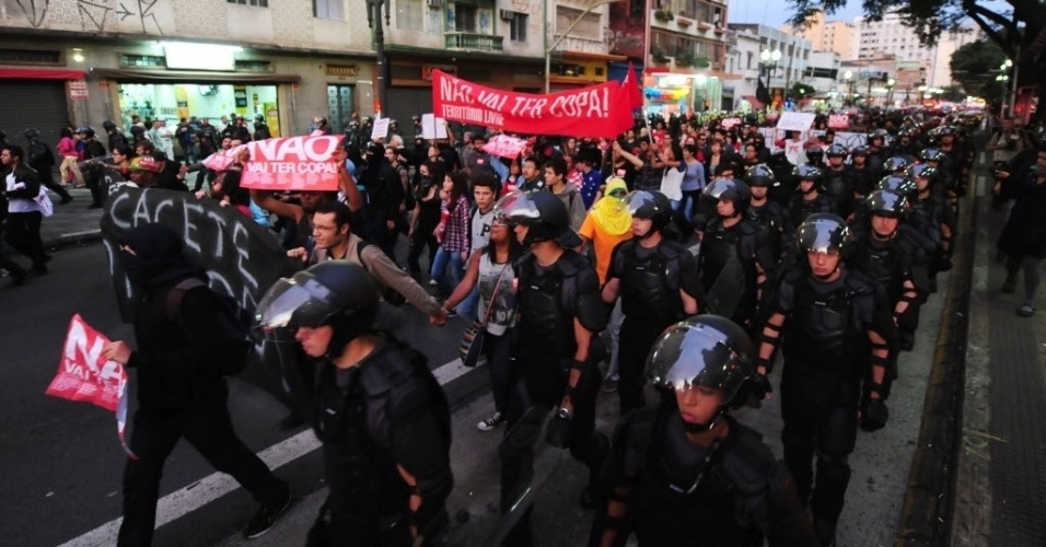 31.mai.2014 - Manifestantes fazem protesto no centro de São Paulo contra a realização da Copa do Mundo