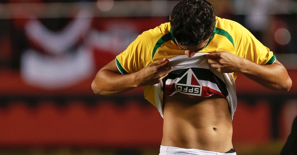 31.mai.2014 - Paulo Henrique Ganso com a camisa dupla face do São Paulo, lançada esta semana