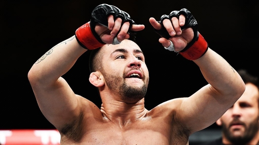 Pedro Munhoz comemora vitória sobre Matt Hobar - Reinaldo Canato/UOL