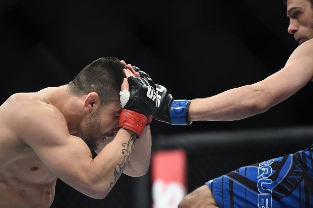 31.mai.2014 - Pedro Munhoz defende golpe de Matt Hobar. O brasileiro venceu por nocaute - Reinaldo Canato/UOL