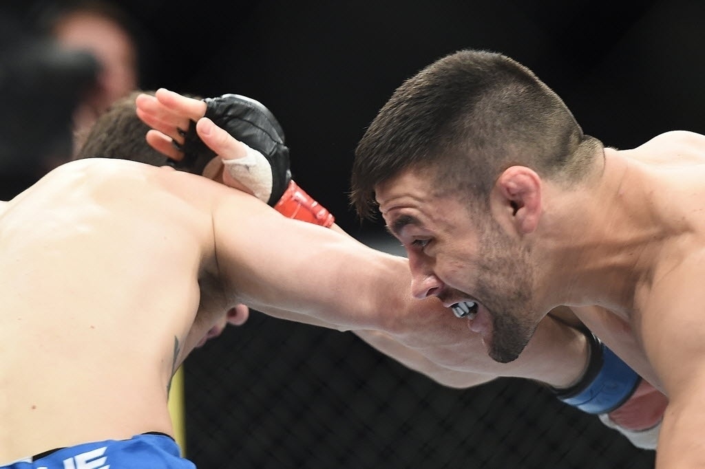 31.mai.2014 - Pedro Munhoz e Matt Hobar fizeram a primeira luta da noite - Reinaldo Canato/UOL