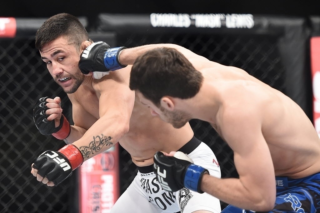 31.mai.2014 - Pedro Munhoz e Matt Hobar fizeram a primeira luta da noite, com vitória de Munhoz (calção branco) por nocaute - Reinaldo Canato/UOL