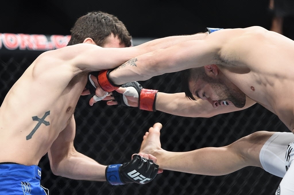 31.mai.2014 - Pedro Munhoz e Matt Hobar trocam golpes na final do TUF. Vitória do brasileiro por nocaute - Reinaldo Canato/UOL