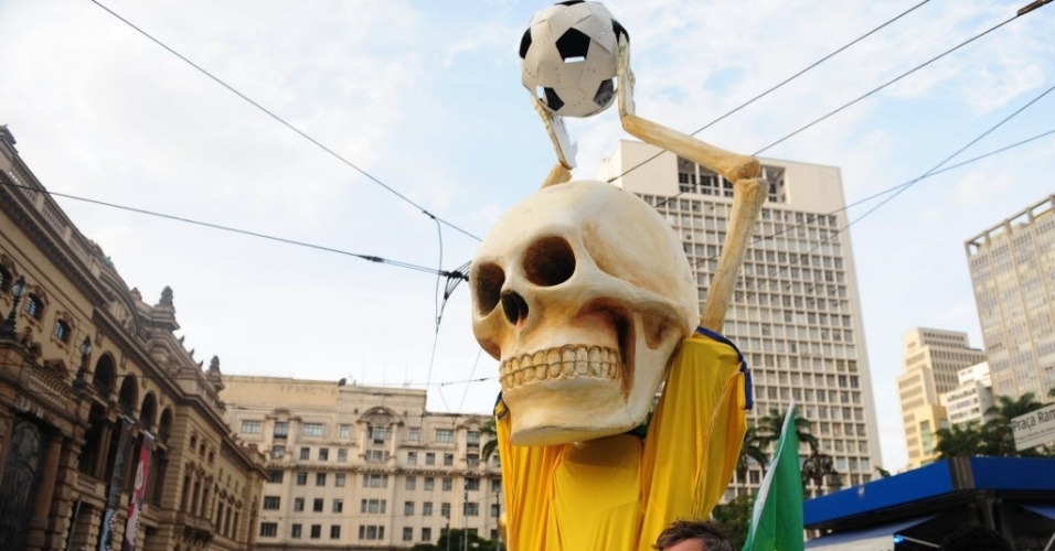 31.mai.2014 - Torcedor fantasiado de caveira participa de protesto contra a Copa do Mundo em São Paulo