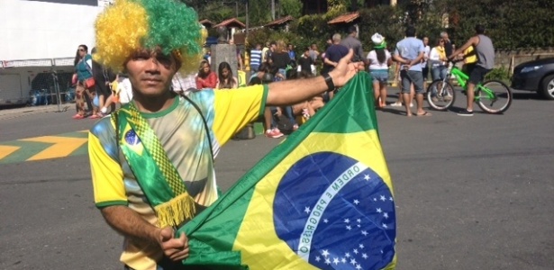Antônio Rodrigues da Silva, o Toninho do Queijo, vai para a porta da seleção tentar ver jogadores
