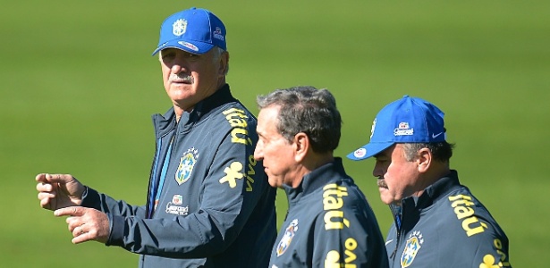 Luiz Felipe Scolari, Carlos Alberto Parreira e Flávio Murtosa no treino da seleção