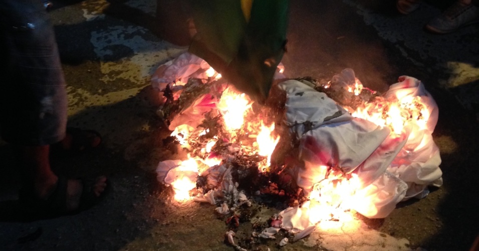 Manifestantes queimam bandeira do Brasil em frente a sede da Federação Paulista de Futebol durante protesto contra a Copa do Mundo realizado em 31 de maio de 2014