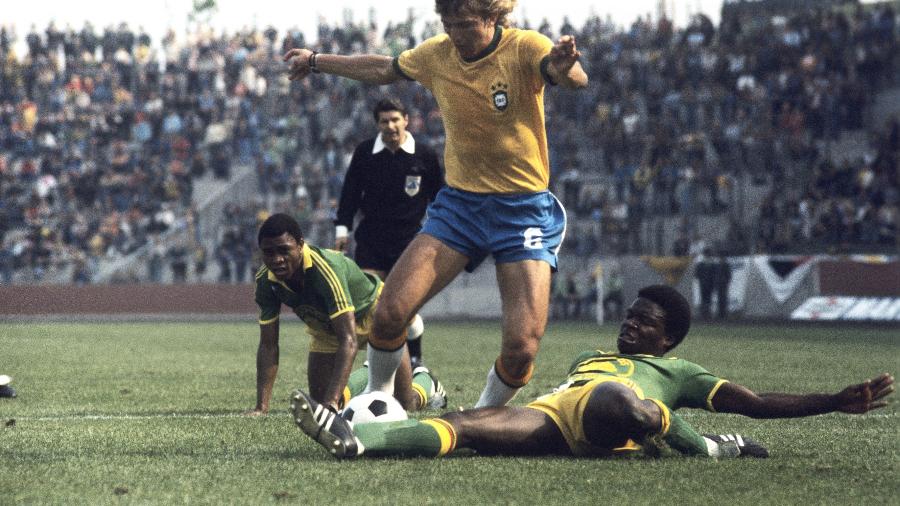 Marinho Chagas em ação na partida da seleção brasileira contra Zaire, na Copa de 1974 - VI-Images via Getty Images