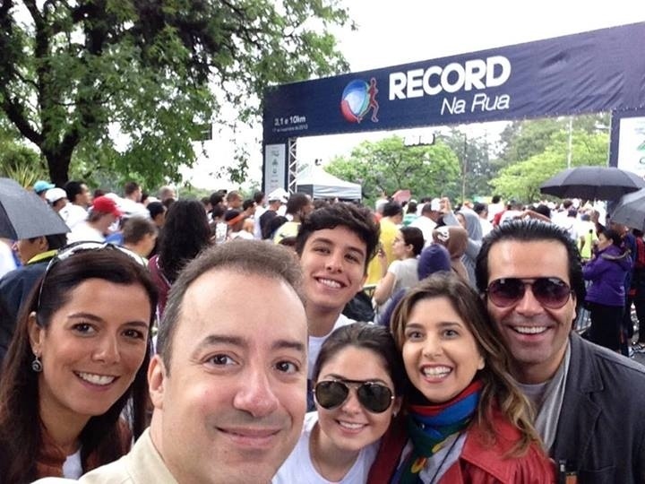 Mauricio Torres e equipe da TV Record aparecem durante evento em novembro de 2013 - Reprodução/Facebook