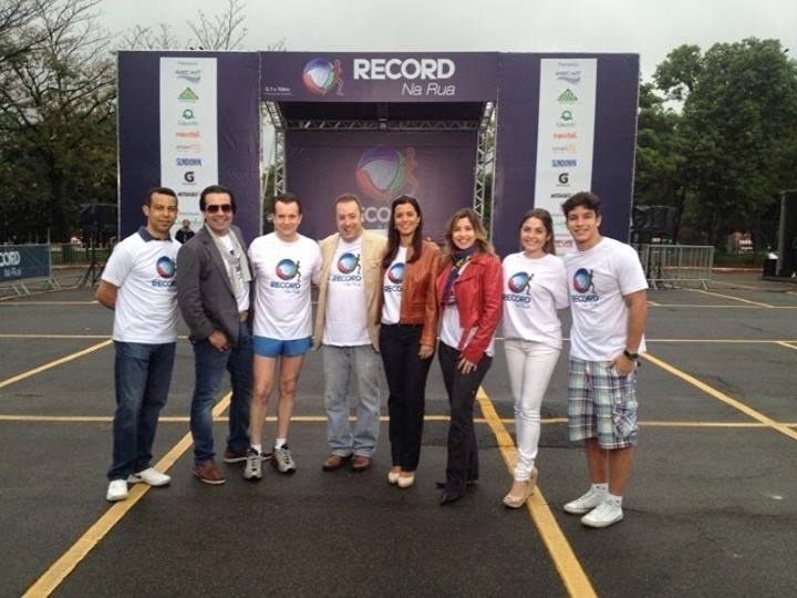 Mauricio Torres e equipe da TV Record aparecem durante evento em novembro de 2013 - Reprodução/Facebook