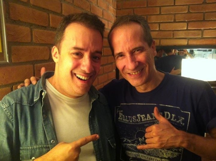 Narrador Mauricio Torres aparece ao lado do cantor e compositor Kiko Zambianchi em 2012 - Reprodução/Facebook