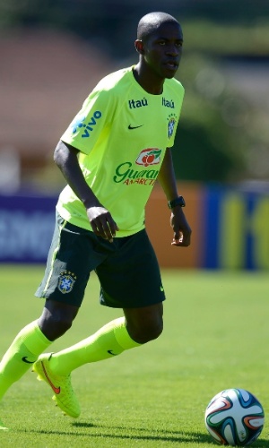 Ramires domina a bola no coletivo do Brasil