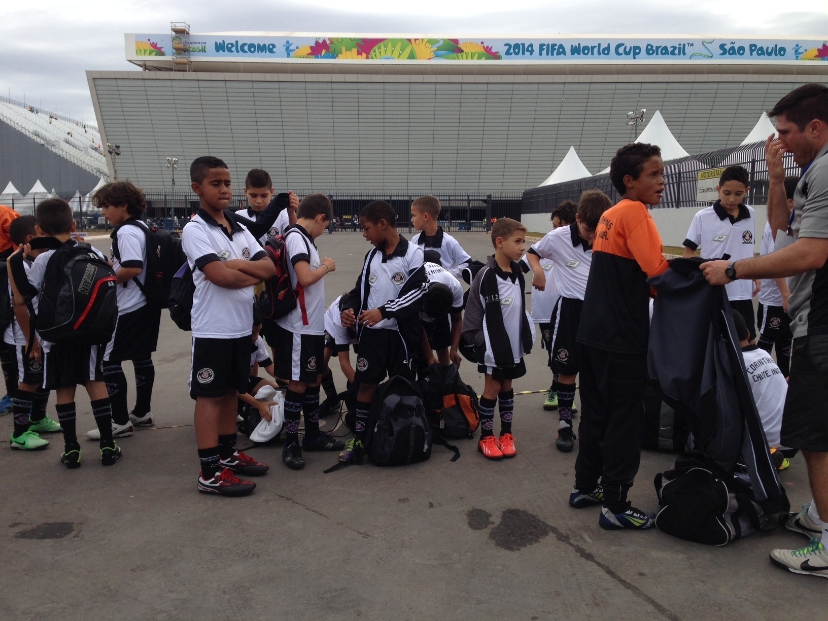 01. jun. 2014 - Garotos de escolinha do Corinthians indo para o Itaquerão