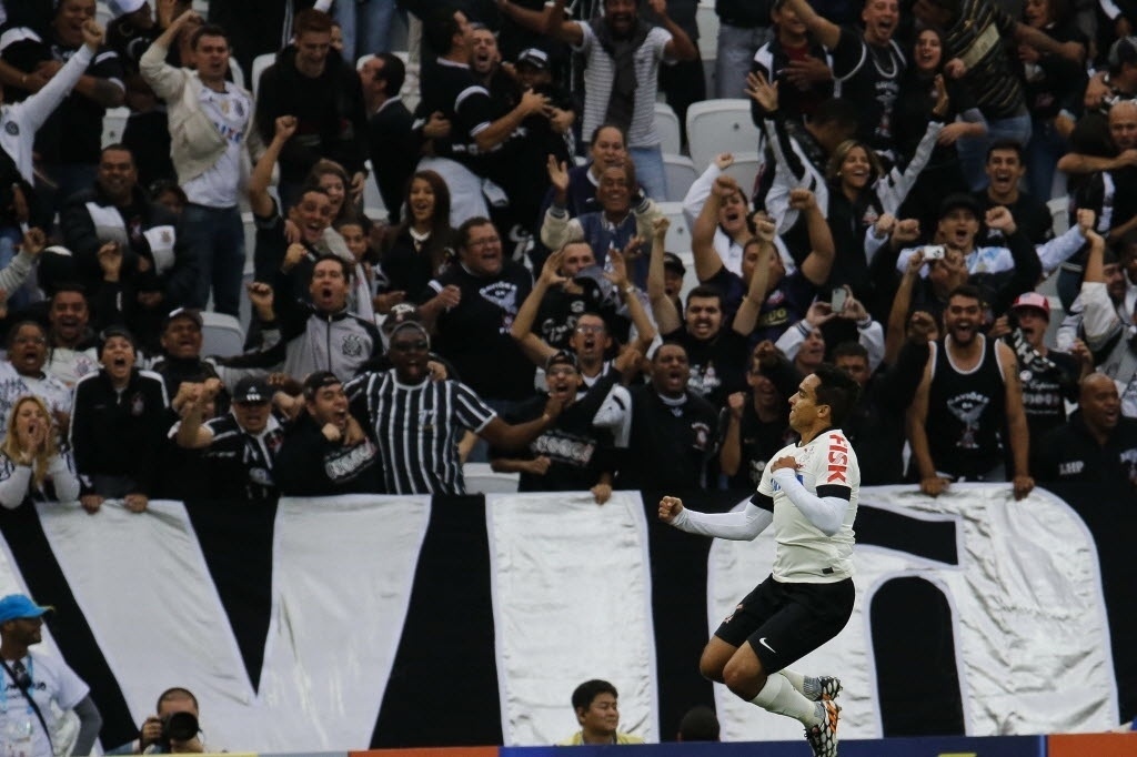 01. jun. 2014 - Jadson comemora o 1° gol do Corinthians no Itaquerão