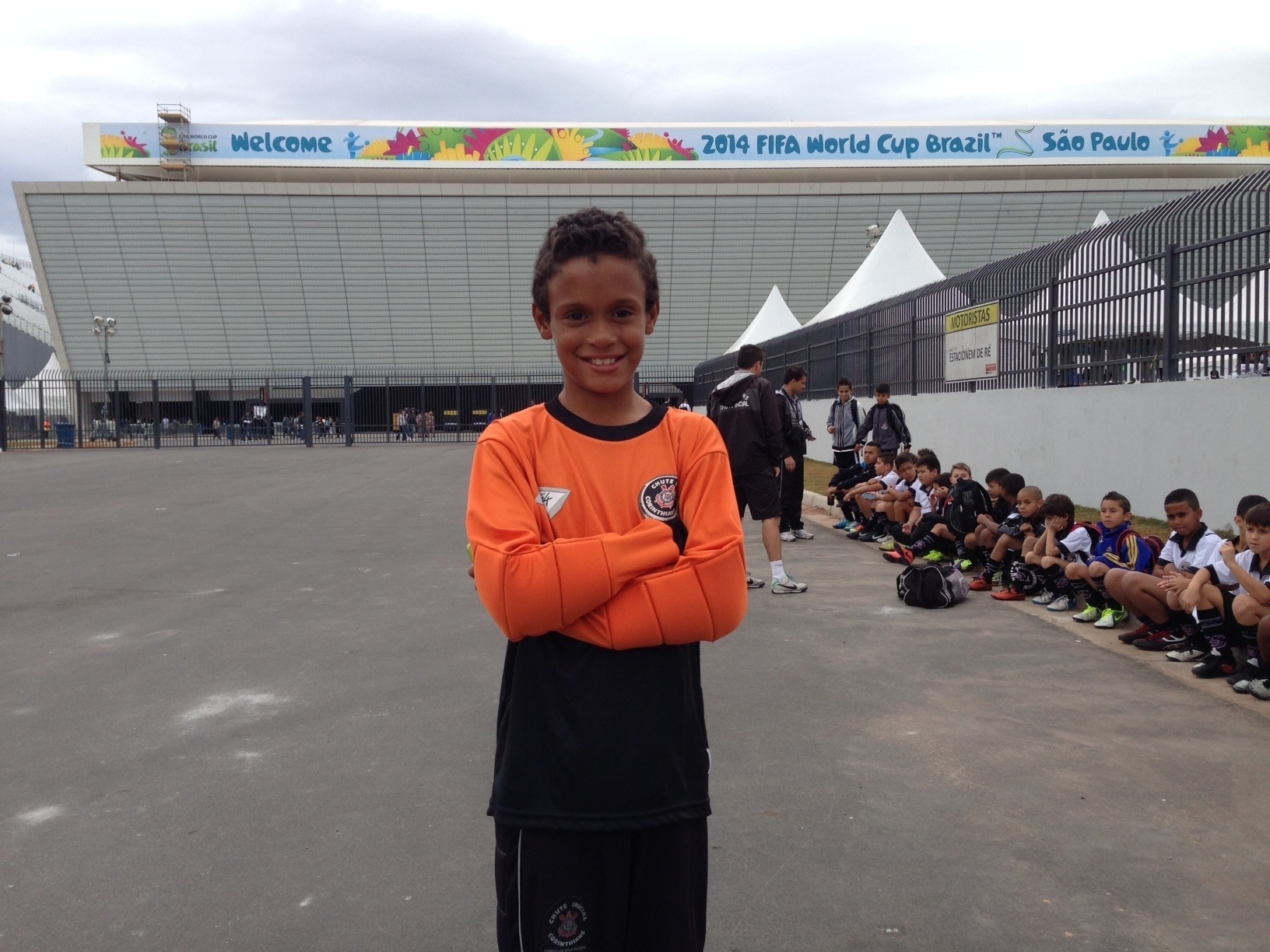 01. jun. 2014 - Pedro Cruz, garoto da escolinha do Corinthians, indo para o Itaquerão