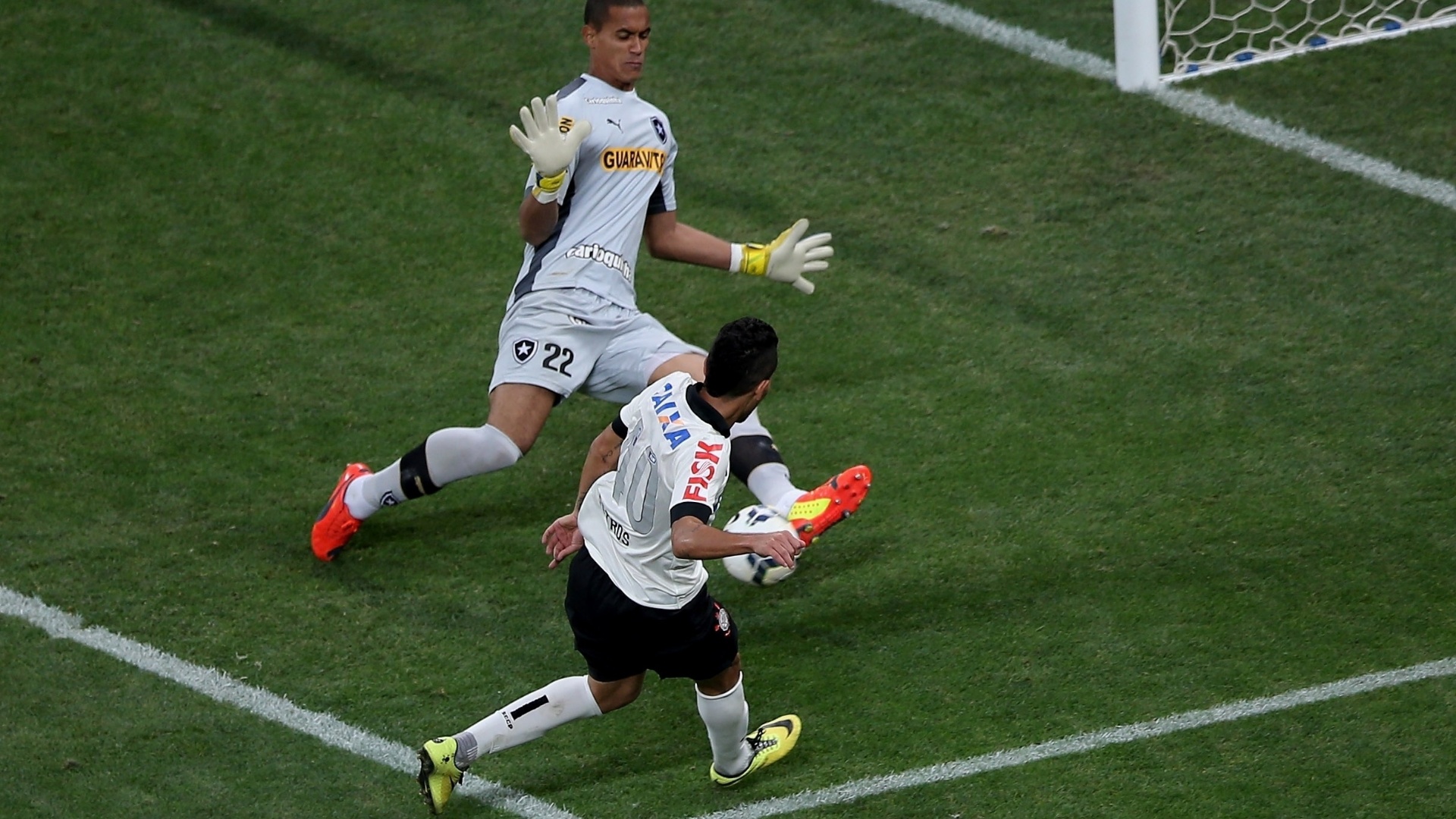 01. jun. 2014 - Renan sai nos pés de Petros e salva o Botafogo