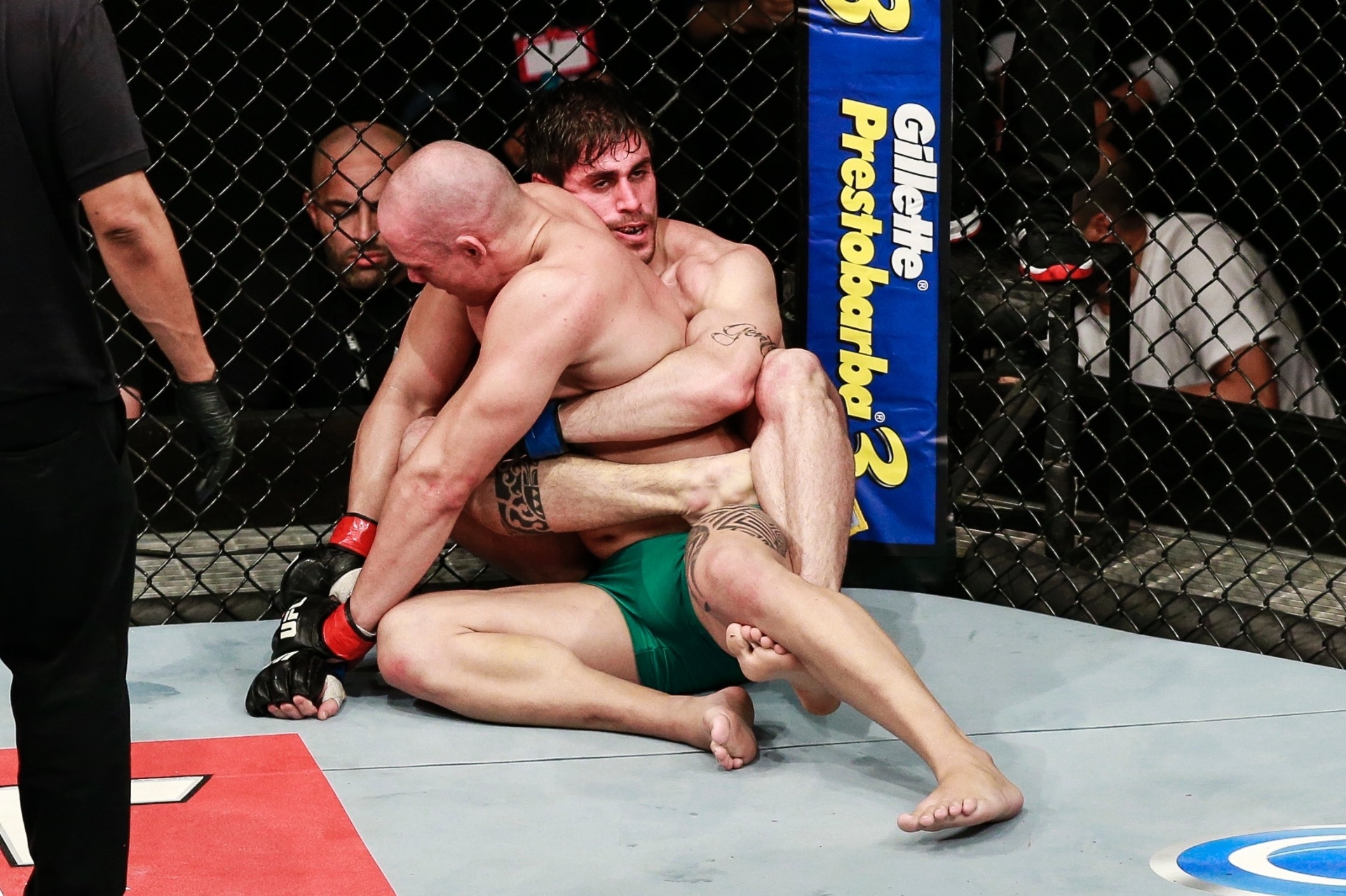 01.jun.2014 - Antonio Cara de Sapato agarra Vitor Miranda durante sua vitória por pontos, que valeu o título dos pesados do TUF Brasil 3 - William Lucas/Inovafoto