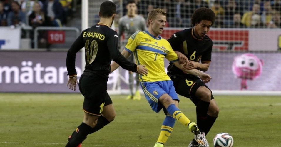 01.jun.2014 - Belgas Eden Hazard (esq.) e Axel Witsel (dir.) brigam por bola com sueco Sebastian Larsson (centro)