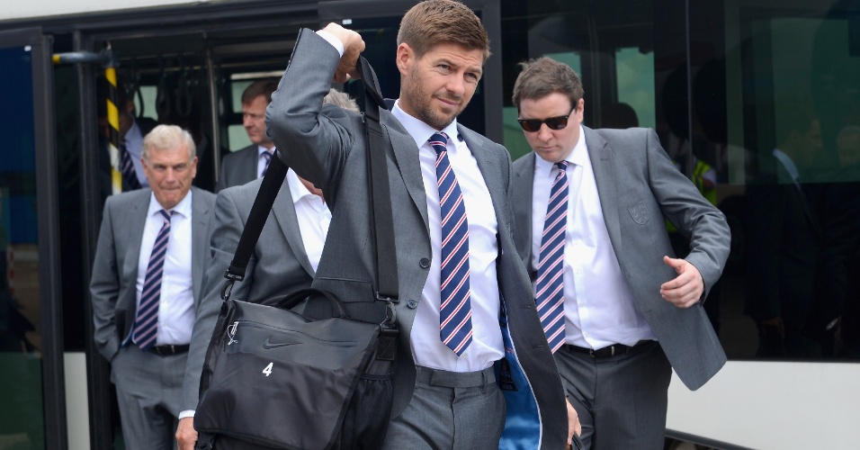01.jun.2014 - Capitão da Inglaterra, Steven Gerrard (centro), embarca com a seleção para Miami, nos Estados Unidos