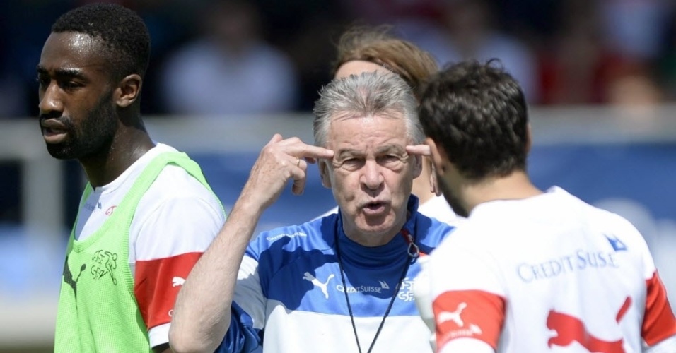 01.jun.2014 - Ottmar Hitzfeld, treinador da Suíça, gesticula durante treino da seleção, que se prepara para a Copa do Mundo.