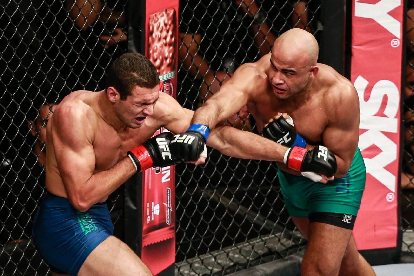 01.jun.2014 - Warlley Alves acerta Marcio Lyoto antes de conseguir a finalização e conquistar o título dos médios do TUF Brasil 3 - Marcello Zambrana/Inovafoto