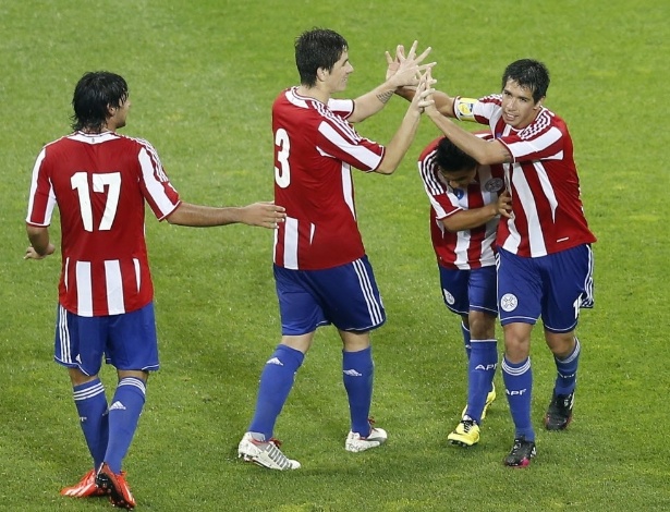 1.jun.2014 - Cáceres (d) comemora seu gol, o de empate do Paraguai com a França